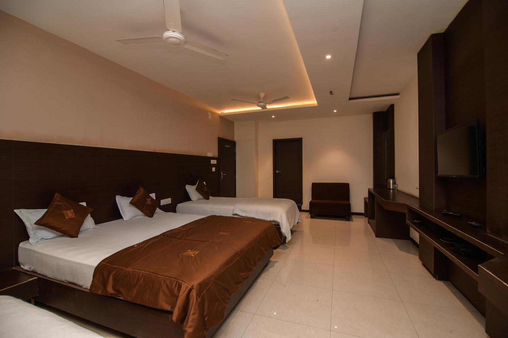 Shree Ram Hotel اوجاين المظهر الخارجي الصورة