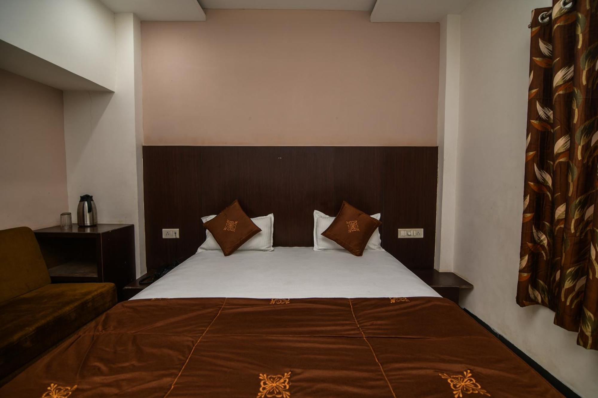Shree Ram Hotel اوجاين المظهر الخارجي الصورة