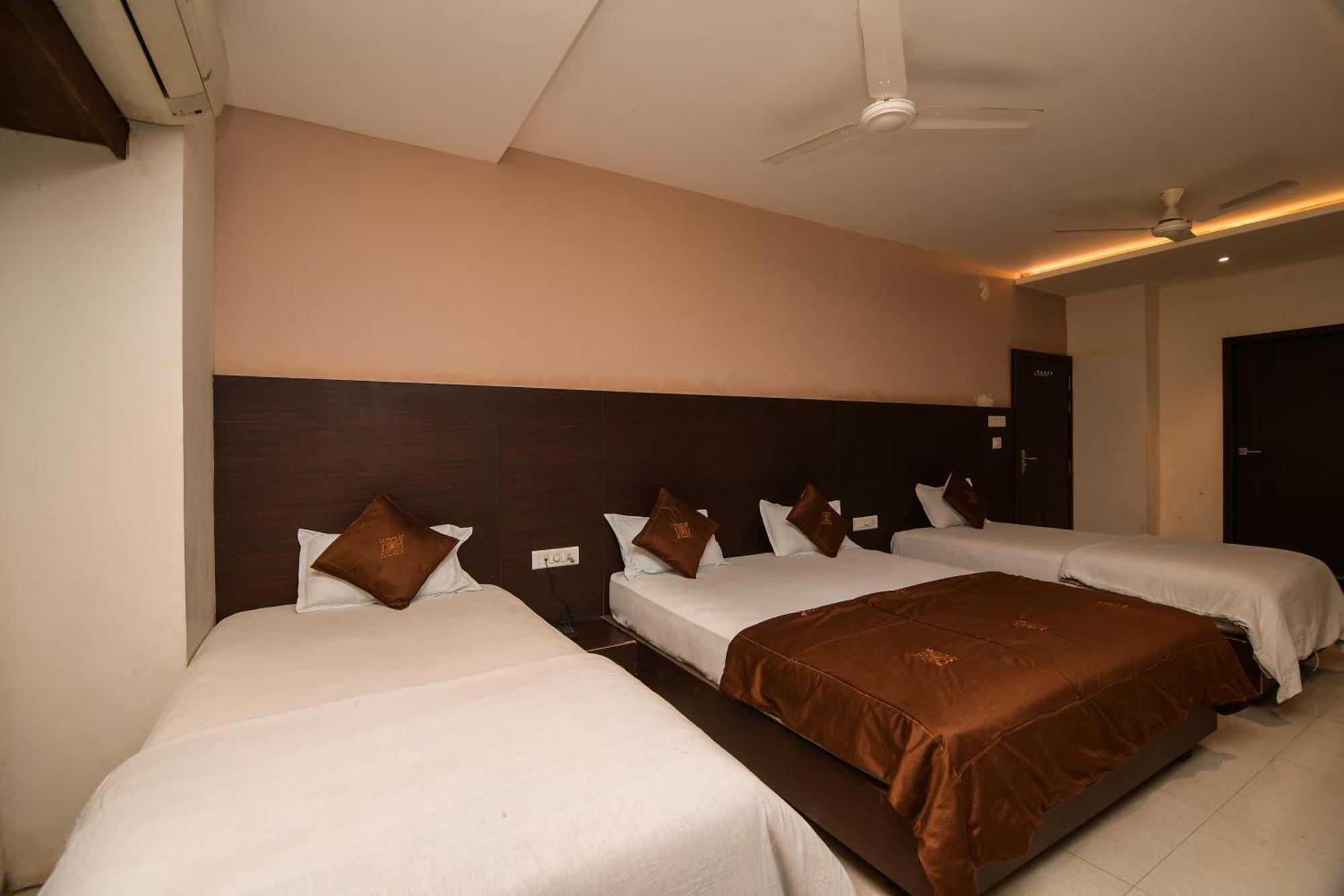 Shree Ram Hotel اوجاين المظهر الخارجي الصورة