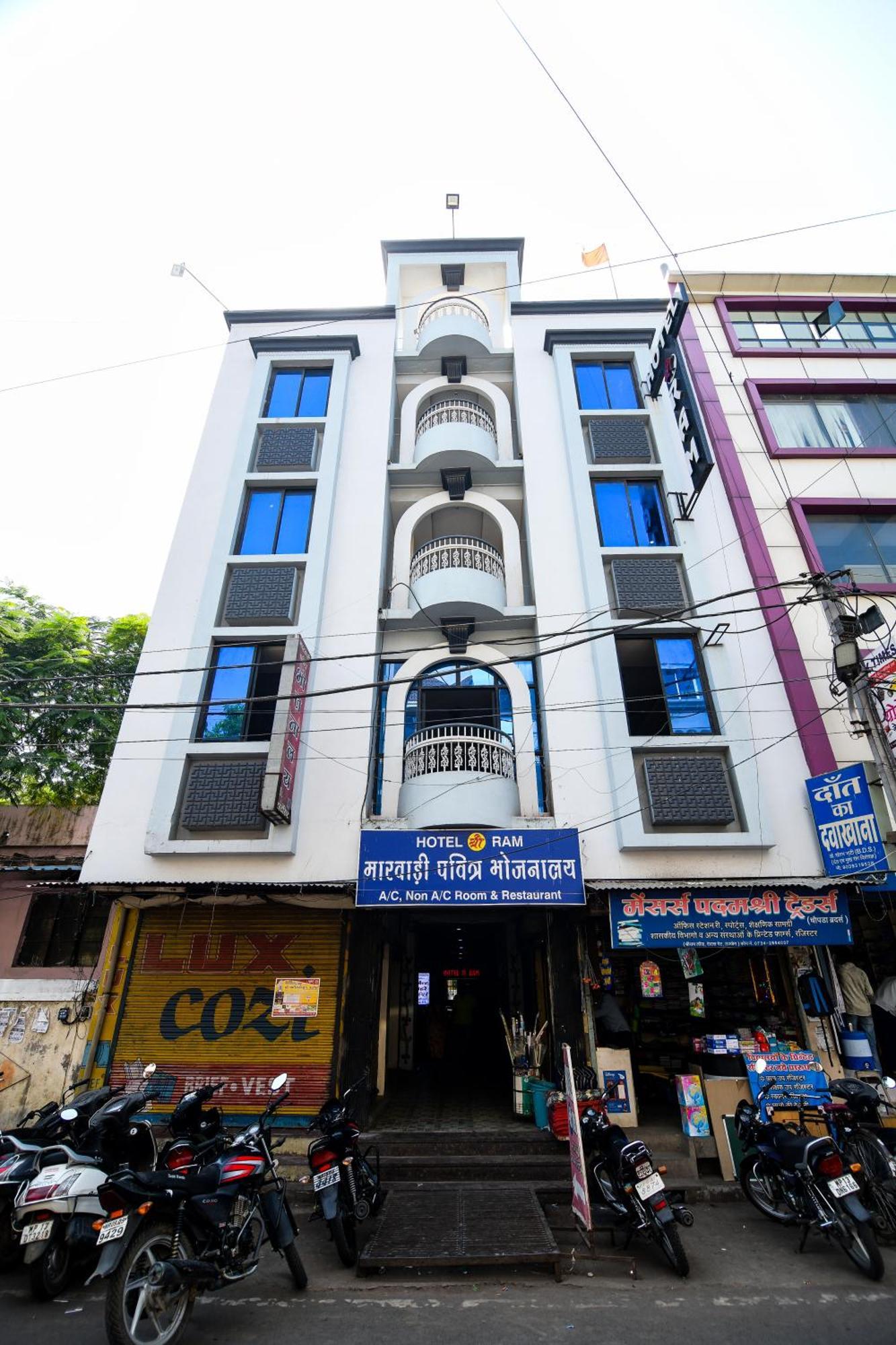 Shree Ram Hotel اوجاين المظهر الخارجي الصورة