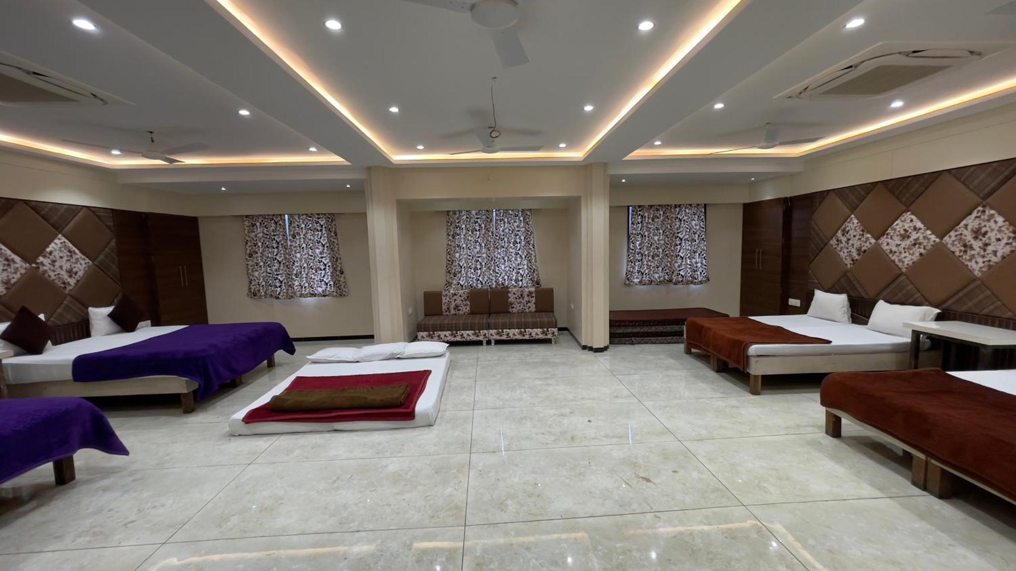 Shree Ram Hotel اوجاين المظهر الخارجي الصورة