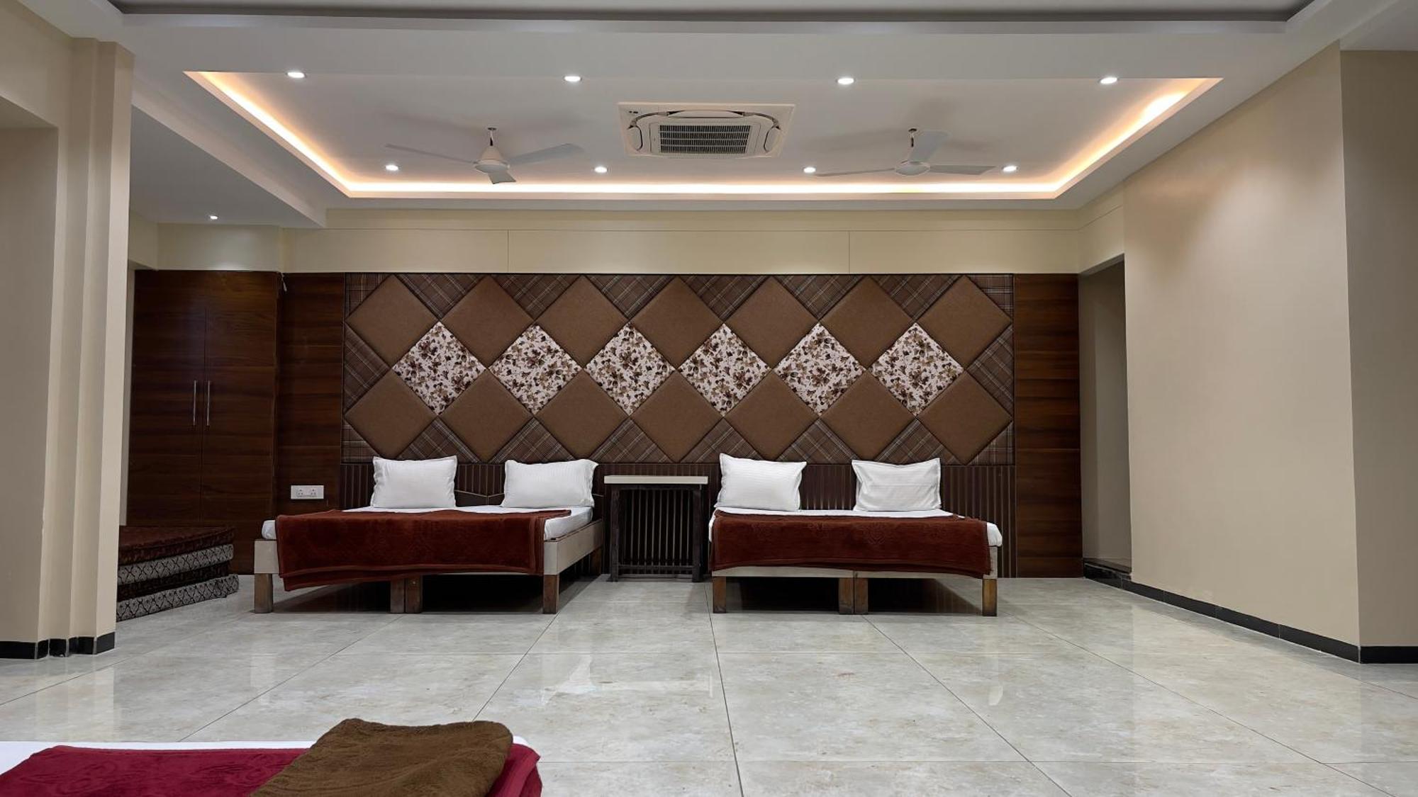 Shree Ram Hotel اوجاين المظهر الخارجي الصورة