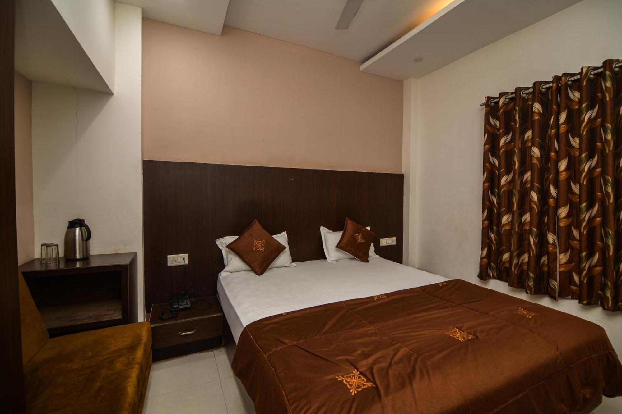 Shree Ram Hotel اوجاين المظهر الخارجي الصورة