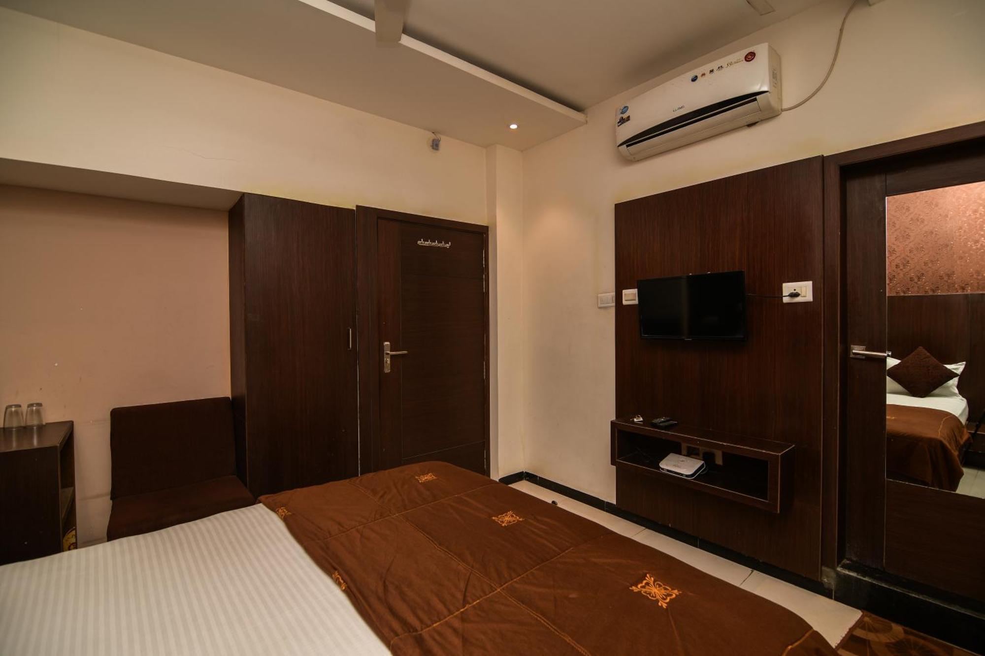 Shree Ram Hotel اوجاين المظهر الخارجي الصورة