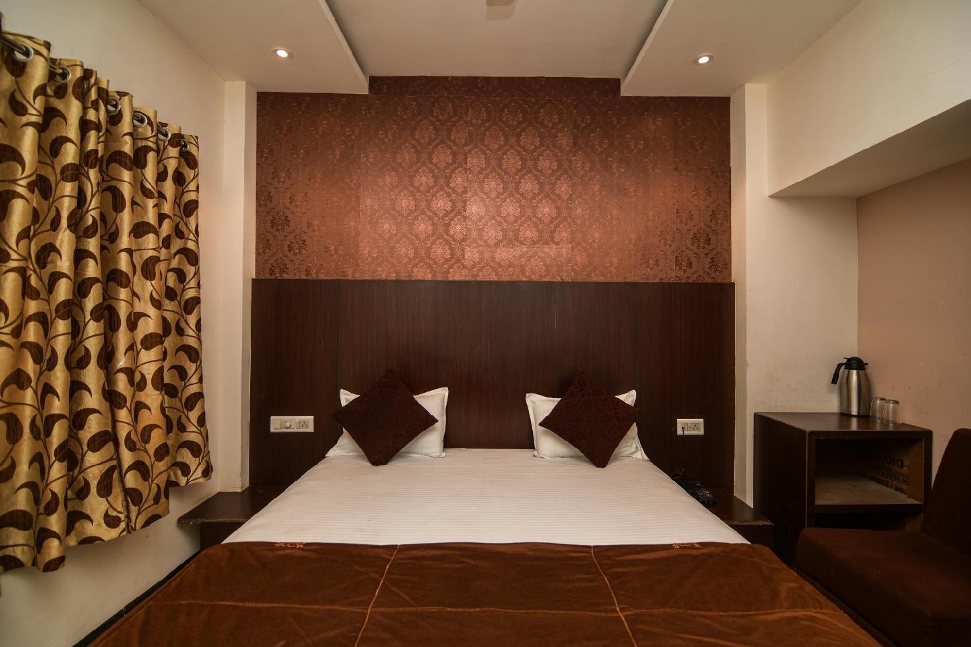Shree Ram Hotel اوجاين المظهر الخارجي الصورة